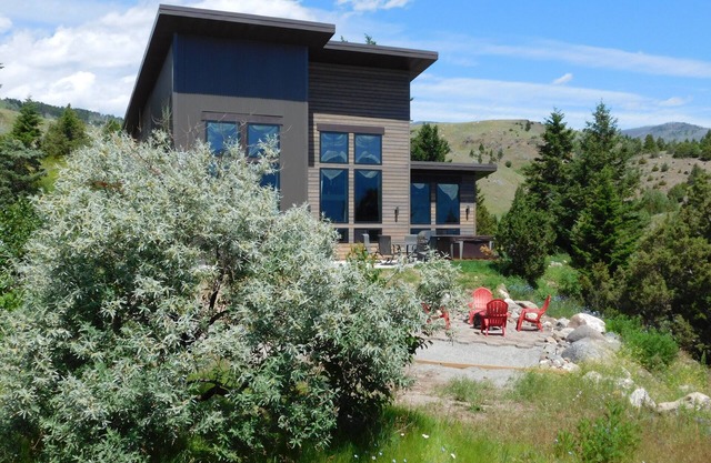 Stunning Property * Yellowstone Park * ChicoHotSprings * Hot Tub * Amazing Views