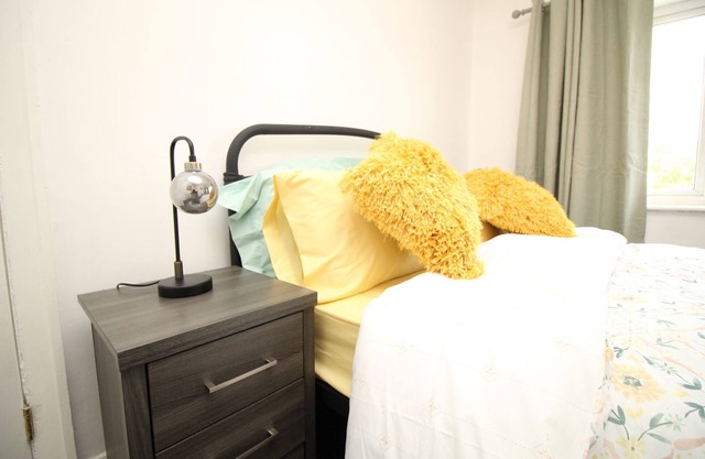 Stunning Service Accommodation, Ideal Location Ashby Scunthorpe Sleeps upto 5