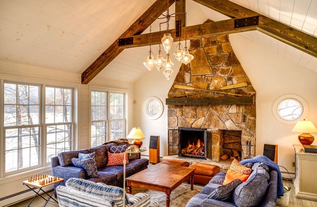 Stunning Ski and Lake home - ideal family or friend getaway