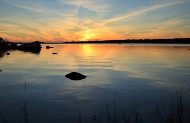 Stunning Sunsets on Quonnie Waterfront- 2 Kayaks, Beach Pass & Backyard Clamming