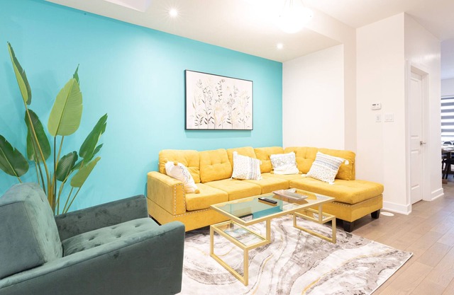 STUNNING TOWNHOUSE 4,000 S.Q. FT/4 BDRM & 3.5 BATH
