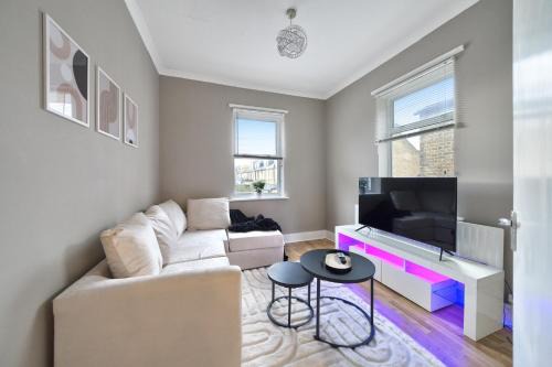STUNNING TWO BED PROPERTY In WEST LND, NEAR TRAIN STATION