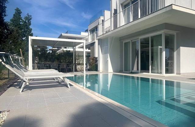 Stunning villa with pool and lagoon view