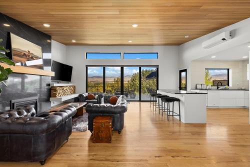 Stunning Views - High End 4BR Home with Hot Tub and Sauna