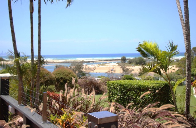 Stunning Views in Sunlit Comfort