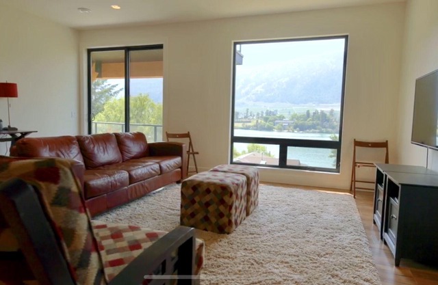 Stunning views of Kalamalka and Wood Lake!