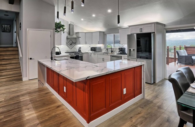Stunning Views w Chef’s Kitchen | Modern Luxe