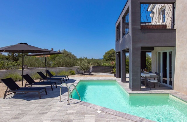 Stunning villa for 5 people with private pool, WIFI, hot tub, A/C, TV, terrace and pets allowed