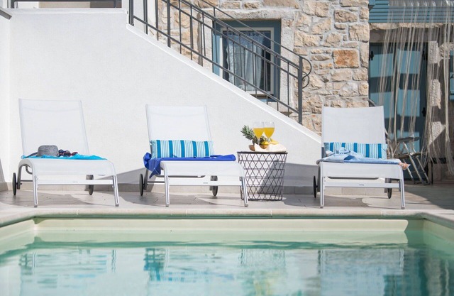 Stunning villa for 5 people with A/C, WIFI, private pool, TV, terrace, pets allowed and parking