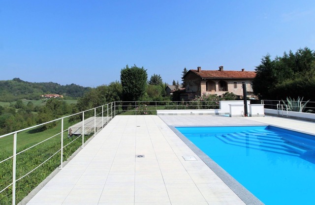 Stunning villa for 6 guests with WIFI, private pool, TV, veranda, panoramic view and parking