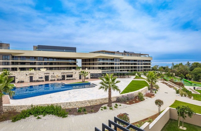 Stunning villa for 8 people with A/C, hot tub, WIFI, pool, TV, terrace and parking