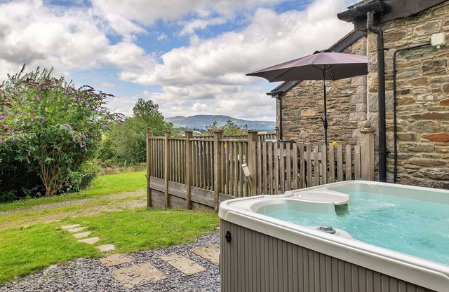 Stunning villa for 4 people with hot tub, WIFI, terrace, pets allowed and parking