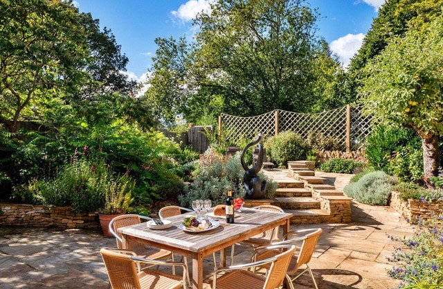 Stunning villa for 6 guests with WIFI, pool, pets allowed and parking