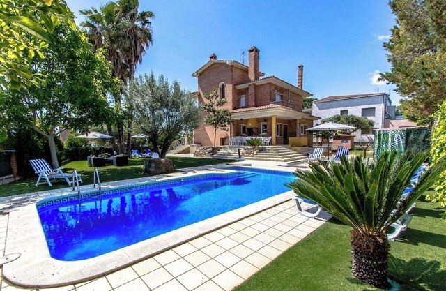 Stunning Villa w/private pool 33 km to Barcelona!
