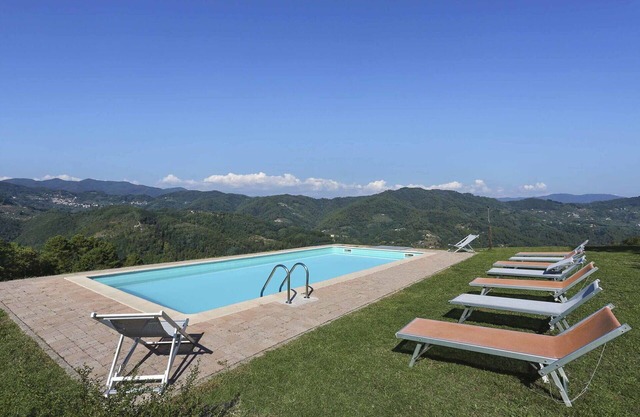 Stunning villa with private pool, WIFI, TV, veranda, panoramic view and parking, close to Lucca