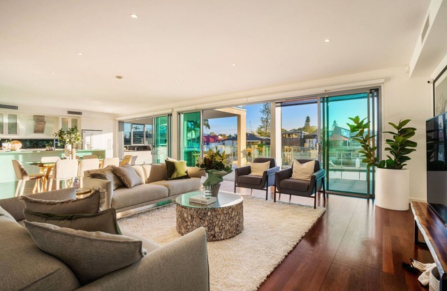 Stunning Waterfront home on the Gold Coast*Heated Pool* nPet Friendly.