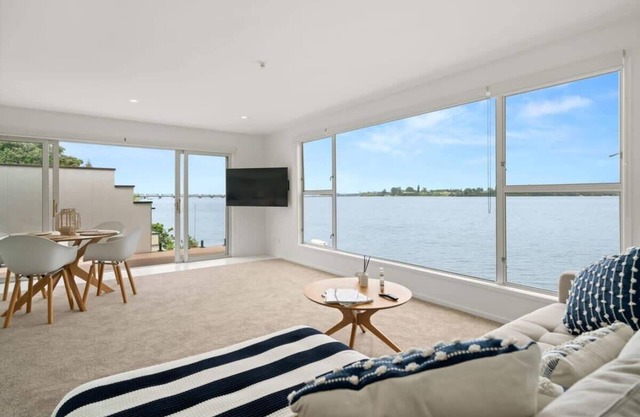 Stunning Waterfront Apart | w/Balcony | Full Kitchen