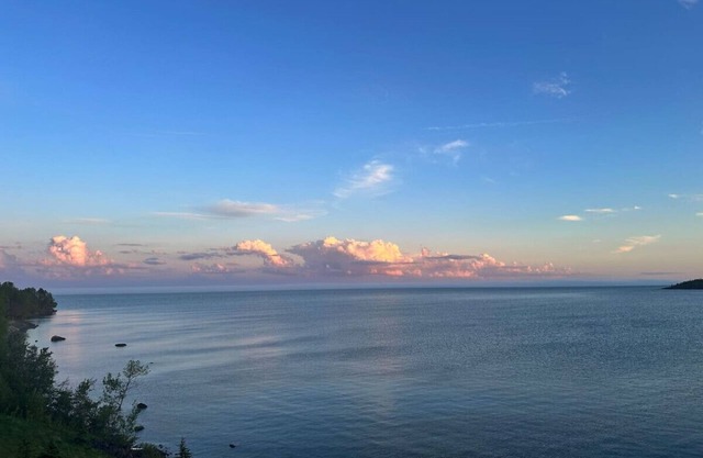 Stunning Waterfront Condo- Pool/Hot Tub/Sauna (3BR 3Bath)