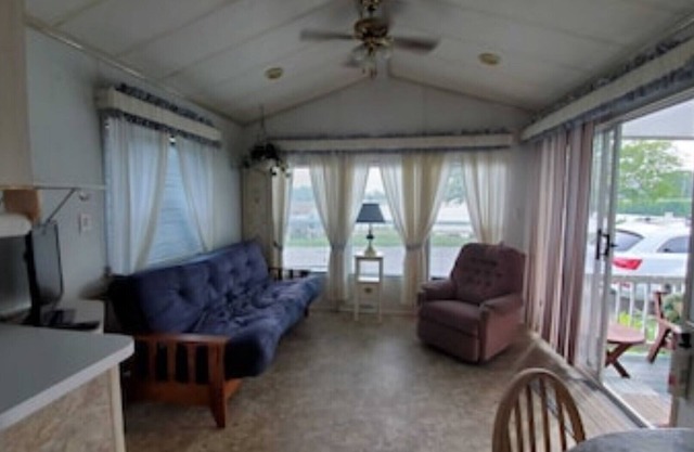 Stunning waterview, walk to the beach specious cottage on Lake Erie