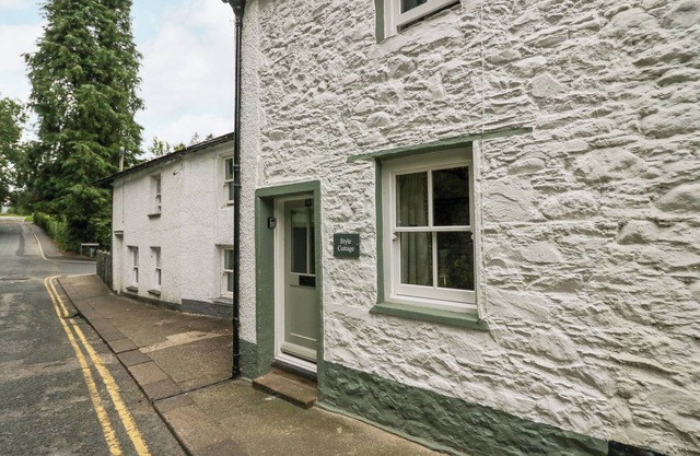 STYLE COTTAGE, pet friendly, with open fire in Keswick