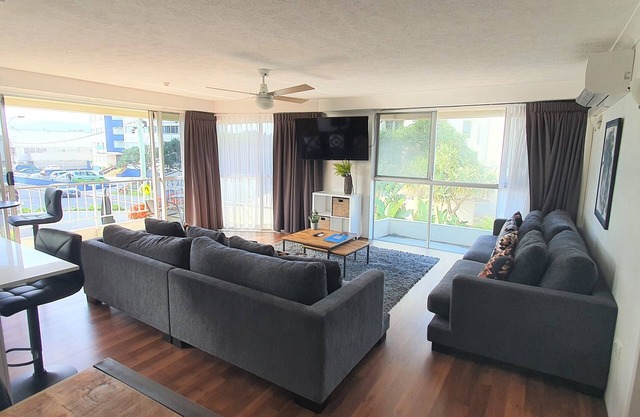 Style & space await, Renovated, Opposite Beach & Surf Club, Wi-Fi, Parking - U07
