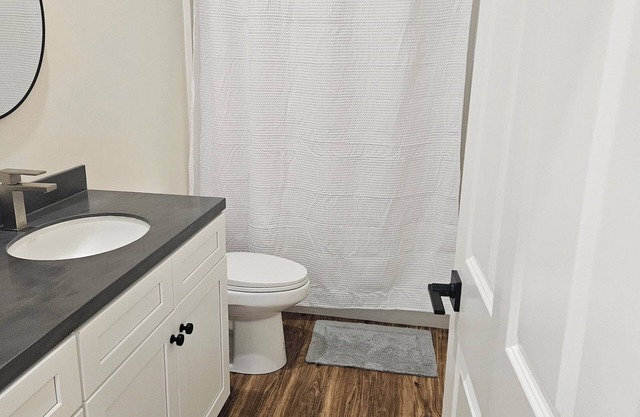 Stylish 1-Bedroom Apartment with New Furnishings Near Etown College