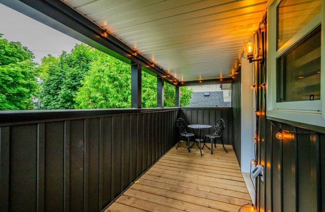 Stylish 1BD Steps from Downtown