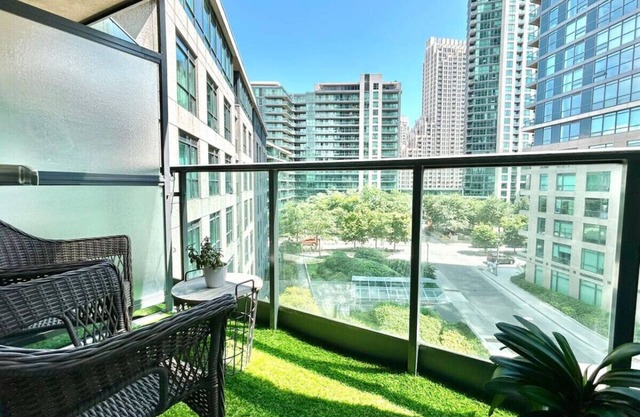 Stylish 1BR Condo w/Balcony, Parking in Down Town