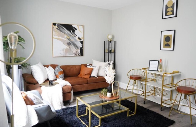 Stylish 1BR unit w/Free parking-Walk to Metro