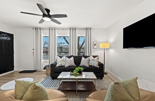 Stylish 1BR Upper Flat in Vibrant Royal Oak
