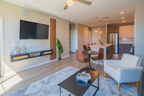 Stylish 1BR Uptown Biltmore Gym Pool Parking WD