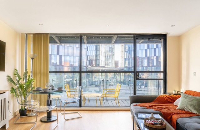 Stylish 2-Bed Apartment with Large Balcony