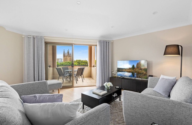 Stylish 2-Bed Camperdown Apartment with Balcony