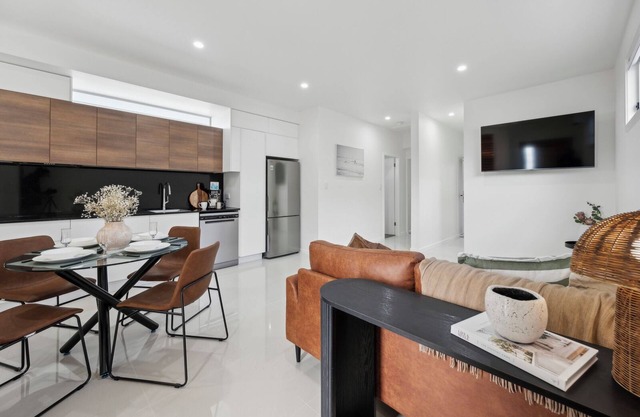 Stylish, 2-bedroom unit, 400m to Diggers Beach and 600m to The Big Banana.