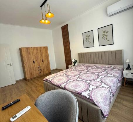 Stylish 2-Bedroom Apartment in Top Center - 5m walk to Metro station Serdika, Sofia statue - 1 FullBath & 1Washroom