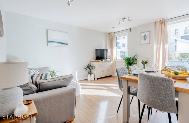 Stylish 2 bedroom apartment on Ocean Village marina