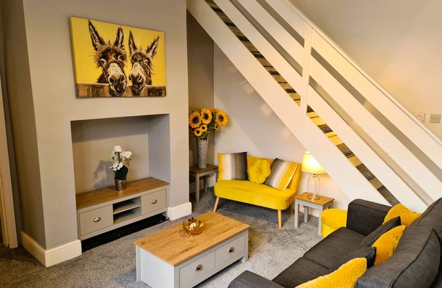 Stylish 2-Bedroom House, with Private Parking