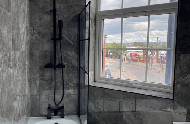 Stylish 2 BR Apartment in Denton + Free Parking