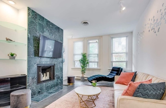 Stylish 2 Storey 2BR in Downtown Toronto