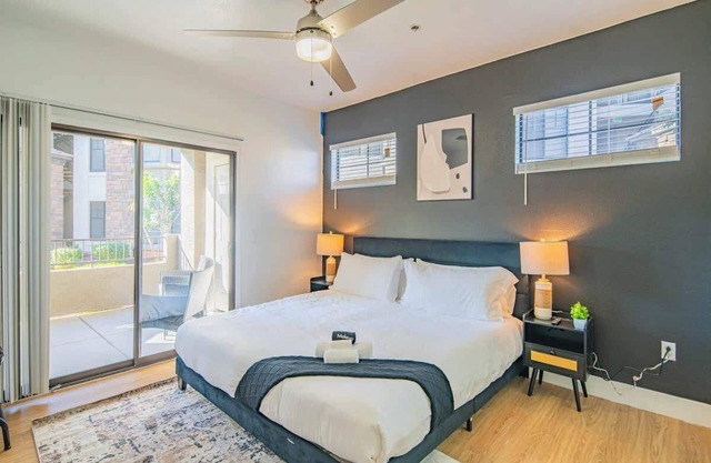 Stylish 2BD Glendale Apt | King Bed + Free Parking