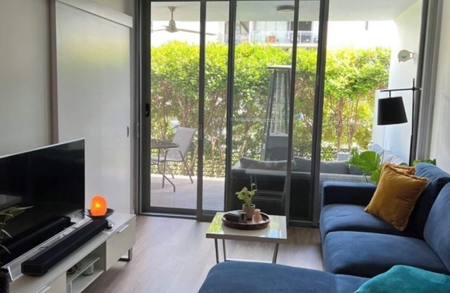 Stylish 2BR/2BA Apt with Pool access in Central Bulimba