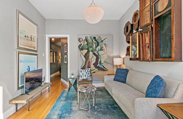 Stylish 2BR Pad with Up-to-date Comforts - Halsted rep