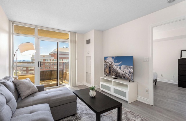 Stylish 2BR with Great View/Steps from Square One
