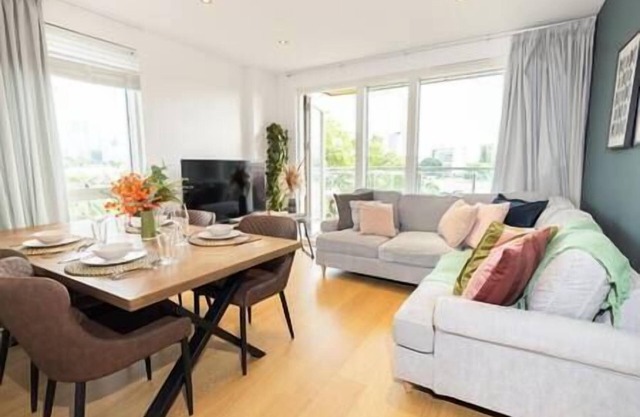 Stylish 3 Bed Apt Near Downtown & Free Parking