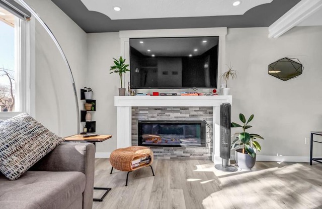 Stylish 3 Bedroom - Close to Downtown & Airport!