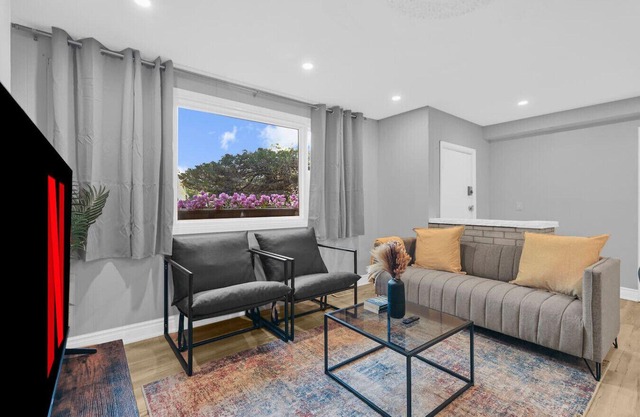 Stylish 3 BR Apt w/Free Parking, Wifi & Patio