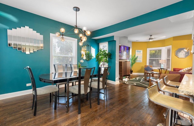 Stylish 3bd w/backyard patio mins from Downtown!