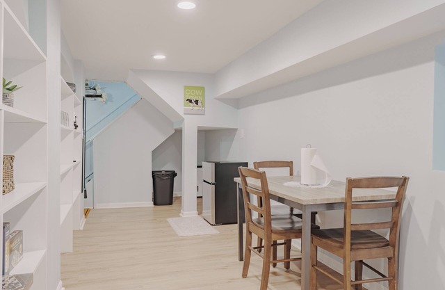 Stylish 3BR Apt Near Wrigley Field & Lincoln Park