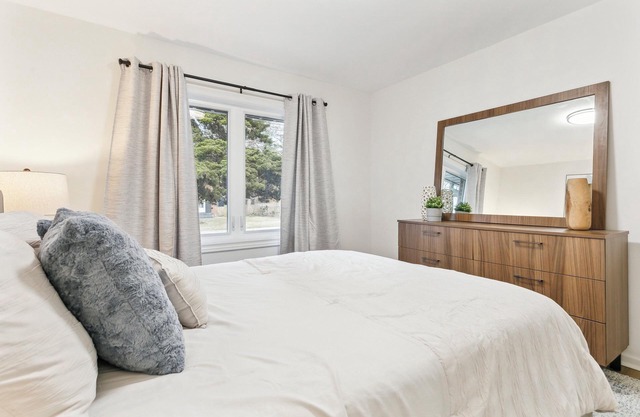 Stylish 3BR Home, Close to Restaurants/Shops