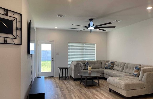 Stylish 3BR House w/Fenced Yard.
